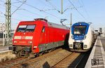 So war es allerdings nicht geplant: Im Bahnhof Opladen begegnet 101 030 vor dem umgeleiteten IC 2013 nach Oberstdorf dem RE 17412 nach Rheine. (20.01.2026) <i>Foto: Joachim Bügel</i>