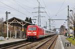 Im Zuge der Generalsanierung der Eisenbahnstrecke Köln-Mülheim – Solingen Hbf – Haan-Gruiten – Wuppertal Hbf – Schwelm – Hagen Hbf vom 6. Februar bis zum 10. Juli 2026 werden auch die Bahnsteiganlagen des Bahnhofs Leverkusen-Manfort "saniert" werden. Dies dürfte auch das Ende der hölzernen Bahnsteigüberdachung bedeuten, an der gerade 101 118 mit dem umgeleiteten IC 2013 nach Oberstdorf vorbeirauscht. (19.01.2026) <i>Foto: Joachim Bügel</i>