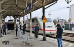 402 002 rauscht als umgeleiteter ICE 2925 (Emden - Köln) am alten Bahnsteigdach in Leverkusen-Manfort vorbei. Das Dach wird 2026 im Rahmen einer "Verschönerungsaktion" abgerissen. (19.01.2026) <i>Foto: Joachim Bügel</i>