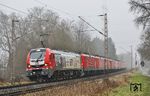 Bei passendem trüben Wetter fuhr wieder einmal ein Lokzug zum Vollstrecker nach Opladen. Bei Solingen-Ohligs hatte MEG 2159 239 die zur Zerlegung vorgesehenen 114 010 + 114 040 + 112 166 + 112 149 + 120 208 + 120 207 + 112 103 + 120 206 + 120 203 + 120 202 als DGS 55519 aus Leipzig-Engelsdorf am Haken. (26.01.2026) <i>Foto: Joachim Bügel</i>