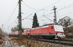 Der "Schrottzug" DGS 55519 von Leipzig-Engelsdorf nach Opladen mit der eingeschneiten 120 202 am Zugschluss bei Solingen-Ohligs. (26.01.2026) <i>Foto: Joachim Bügel</i>