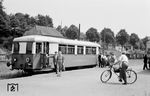 Triebwagen 32 (Wumag, Baujahr 1937) ist in Bielstein angekommen. Der Triebwagen wurde 1957 an die DEBG verkauft. Die Kleinbahn Bielstein–Waldbröl war eine normalspurige 18 Kilometer lange Eisenbahnstrecke im südlichen Oberbergischen Kreis, die von 1915 bis 1966 in Betrieb war. Die Betriebsführung oblag zuletzt der Oberbergischen Verkehrsgesellschaft. (07.1949) <i>Foto: Ernst Winter</i>
