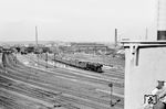 01 193 vom Bw Hamm P bringt den Leerpark des beschleunigten Personenzug 232 aus Dortmund in Düsseldorf Hbf zum Abstellbahnhof. (1950) <i>Foto: Ernst Winter</i>