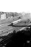 Ein VT 36 des Bw Wuppertal-Steinbeck mit Beiwagen VS 145 fährt aus Richtung Neuß kommend in Düsseldorf Hbf ein. (1950) <i>Foto: Ernst Winter</i>
