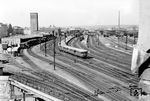 Ein VT 36 mit Beiwagen VS 145 fährt als Nt 3631 nach Wuppertal-Oberbarmen in Düsseldorf Hbf ein. (1950) <i>Foto: Ernst Winter</i>