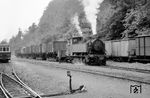 Lok IV (Krauss, Baujahr 1927, Fabrik-Nr. 8399) vor einem Rollwagen-Güterzug im Bahnhof Brohl BE. (1950) <i>Foto: Ernst Winter</i>