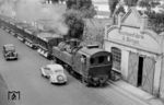Malletlok 12 sm mit einem Phonolith-Güterzug aus dem Steinbruch in Brenk in der Koblenzer Straße in Brohl. (1950) <i>Foto: Ernst Winter</i>