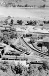 Blick vom Aussichtspunkt Dicktberg Häuschen auf die Bahnanlagen und das Bahnbetriebswerk der Brohltalbahn in Brohl. (1950) <i>Foto: Ernst Winter</i>