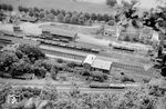 Der Blick auf die Bahnhöfe Brohl BE mit VT 51 und den DB-Bahnhof, wo gerade ein Güterzug mit einer preußischen G 10 wartet. Das Gebäude der Güterabfertigung ist heute, wenn auch nicht mehr für Eisenbahnzwecke, noch vorhanden, das danebenstehende Stellwerk wurde 1973 abgerissen. (1950) <i>Foto: Ernst Winter</i>