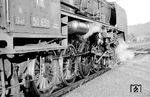 Triebwerk der 50 650 des Bw Koblenz-Mosel im Bahnhof Bad Breisig. Die Abkürzung "Km." für Koblenz-Mosel am Führerhaus stammt noch aus der Zeit des Zweiten Weltkriegs. (1950) <i>Foto: Ernst Winter</i>