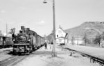 Im Bahnhof Beilstein (Württ) wartet 99 650 vor P 1673 auf die Abfahrt nach Marbach (Württ). Ein halbes Jahr nach dieser Aufnahme erfolgte am 26. September 1966 die Einstellung des Personenverkehrs auf der Bottwartalbahn. Auf großen Teilen der ehemaligen Bahntrasse verläuft heute "Württemberger Weinradweg". (27.02.1966) <i>Foto: Jörg Schulze</i>
