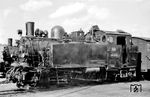 99 650 im Bahnhof Beilstein (Württ). Die Lok wurde bei Henschel in Cassel gebaut und am 28.10.1919 in Hainsberg (Sachsen) in Dienst gestellt. 1928 kam sie nach Württemberg und blieb dort bis zur Einstellung des Personenverkehrs auf der Bottwartalbahn im Einsatz. Am 31.05.1967 wurde sie ausgemustert. Einige Jahre stand sie noch in Heilbronn, bevor sie im Sommer 1970 verschrottet wurde. (27.02.1966) <i>Foto: Jörg Schulze</i>