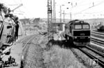 In Höhe des Bebraer Rangierbahnhofs trifft 044 390 (leihweise Bw Crailsheim) auf der Rückfahrt vom AW Braunschweig auf die Eisenacher 120 305. (11.09.1971) <i>Foto: Jörg Schulze</i>