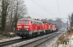218 208 der AIXrail Aachen überführt 294 687, 365 138, 364 882 und 294 585 als DbZ 93156 (Aachen Hbf - Wernigerode) bei Solingen-Ohligs. (29.01.2026) <i>Foto: Joachim Bügel</i>