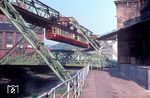 Wagen 15 und 36 in Höhe der Bayer Werke nahe der Station Westende in Wuppertal-Elberfeld. Links ist das Heizkraftwerk zu sehen, rechts die alte Eisfabrik. (04.1971) <i>Foto: Jürgen Hagemann</i>