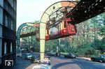 Ein Schwebebahnzug auf der Fahrt nach Wuppertal-Vohwinkel nahe der Station Bruch in der Vohwinkler Kaiserstraße. (04.1971) <i>Foto: Jürgen Hagemann</i>