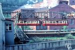 Wagen 2 und 16 aus der ersten Schwebebahn-Baureihe 00 am Heizkraftwerk in Wuppertal-Elberfeld. Das Heizkraftwerk an der Kabelstraße wurde mit Steinkohle befeuert und im Jahr 1900 eingeweiht. Es war damals das zweite errichtete Elektrizitätswerk in der noch selbstständigen Stadt Elberfeld. Seitdem wurde das Kraftwerk mehrfach modernisiert und umgebaut. 2018 wurde es stillgelegt.  (04.1971) <i>Foto: Jürgen Hagemann</i>