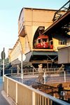 Ein Schwebahnzug der Serie 50 verlässt das Depot/die östliche Wendeschleife in Wuppertal-Oberbarmen und fährt über den Berliner Platz in die Station Oberbarmen ein. (06.1970) <i>Foto: Jürgen Hagemann</i>