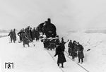 In der Urkaine wird eine steckengebliebene preußische G 10 befreit. Bei solch widrigen Umständen war ein geordneter Eisenbahnbetrieb kaum noch möglich, was die kämpfende Truppe durch massive Nachschubprobleme zu spüren bekam. (01.1942) <i>Foto: Privatfoto</i>