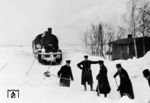 Im Winter 1941/42 hatte allein das Bw Minsk einen Lokomotivausfall von bis zu 90 % zu verzeichnen. Vielerorts fror bei Temperaturen von -20 Grad Celsius und kälter der Eisenbahnbetrieb regelrecht ein. Auch für diese preußische G 10 gab es vorübergehend kein Weiterkommen. (01.1942) <i>Foto: Privatfoto</i>