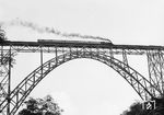 Eine Lenneper 78 befährt Deutschlands höchste Eisenbahnbrücke über die Wupper zwischen Solingen-Schaberg und Remscheid-Güldenwerth. (1959) <i>Foto: BD Wuppertal (Säuberlich)</i>