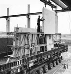 Versand von Fertigbetonteilen auf einen Culemeyer-Straßenroller, der mit einem Kbs-Wagen bestückt ist. Damit konnten die zunächst auf der Bahn beförderten Schwerlasten ohne Umladung direkt zum Empfanger gefahren werden. Die DB beendete die Zustellung von Güterwagen mit Straßenrollern im Jahr 1987.  (1964) <i>Foto: Helmut Först</i>