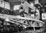 Die Siemag (Siegener Maschinenbau AG) fertigte unter anderem Teile von Bergwerks- und Hüttenwerksmaschinen. Ein solches Teil wird hier auf einen SSt 631-Wagen der Fa. MAN im Werk Dahlbruch verladen.  (1963) <i>Foto: Willi Marotz</i>