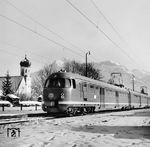 Die ersten Triebwagen der Baureihe ET 30 wurden 1956 an die Deutsche Bundesbahn ausgeliefert. Da es im Ruhrgebiet zu diesem Zeitpunkt noch keine elektrifizierten Strecken gab, wurden anfangs 18 Triebzüge im Raum München und sechs im Raum Nürnberg eingesetzt. Drei der Münchener Triebwagen wurden Anfang 1957 zum Bahnbetriebswerk Freilassing umbeheimatet und fuhren u.a. nach Berchtesgaden. Im Bahnhof Bischofswiesen erwischte der Münchener Direktionsfotograf den ET 30 001. (02.1957) <i>Foto: BD München (Steidl)</i>