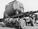 Um der zunehmenden Konkurrenz des Straßengüterverkehrs zu begegnen und die Beförderung auf der Schiene zu beschleunigen, wurden schon von der Deutschen Reichsbahn-Gesellschaft in den 1930er Jahren vier neue Transportkonzepte entwickelt: der Stückgut-Schnellverkehr, der Straßenroller, der Lastkraftwagen und der Behälterverkehr. Ziel des Behälterverkehrs war es, die Beförderungszeiten durch Beschleunigung des Umschlags zu verkürzen. Vermarktet wurden diese Konzepte unter der Marke „Von-Haus-zu-Haus“. Dabei sollten Unternehmen, die nicht in der Nähe eines Gleisanschlusses ansässig waren, für den Gütertransport mittels der Eisenbahn gewonnen werden. Ab Mai 1950 startet die DB einen Großversuch, bei dem 750 gedeckte und 250 offene Großbehälter, 333 Tragwagen und 50 Straßenzustellfahrzeuge angeschafft wurden. Dafür wurden Güterwagen mit Vorrichtungen zur Aufnahme von genormten Behältern umgebaut bzw. später neue konstruiert. Die Wagen wurden Großbehälter-Tragwagen oder auch Behälter-Tragwagen (BT-Wagen) genannt und weiterhin unter der Marke „Von-Haus-zu-Haus“ vermarktet. Ein pa-Behälter, ein mittelgroßer Container vom max. 6 t Gewicht, wird hier vor einem Ackermann-Lkw-Auflieger auf einen für den Transport auf der Schiene spezialisierten Tragwagen umgeladen. Ab 1975 wurden keine Behälter für den Behälterverkehr mehr produziert und die vorhandenen bis in die 2000er-Jahre verschrottet.  (1951) <i>Foto: Willi Marotz</i>