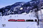 ÖBB 1020.006 und 1044.091 passieren mit Dg 43658 die Landesgrenze zwischen Salzburg und Tirol vor Hochfilzen. (23.02.1988) <i>Foto: Joachim Bügel</i>