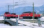 Bei klirrender Kälte warten ÖBB 1020.006 (ex E 94 031), 1020.001 (ex E 94 008) und 1020.012 (ex E 94 123) in der Zugförderungsstelle (Zfst) Saalfelden auf ihre nächsten Einsätze. (23.02.1988) <i>Foto: Joachim Bügel</i>
