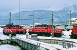 In der Zugförderungsstelle Saalfelden pausieren ÖBB 1020.006, 120.001 und 1020.012. Die Loks waren hauptsächlich auf der Salzburg-Tiroler-Bahn im Einsatz, heute die einzige Ost-West-Eisenbahnverbindung, die ausschließlich auf österreichischem Gebiet verläuft. Besonders die Tatsache, dass keine Autobahnverbindung zwischen den Bundesländern Salzburg und Tirol auf österreichischem Gebiet besteht, verschaffte der Strecke große Bedeutung.  (23.02.1988) <i>Foto: Joachim Bügel</i>