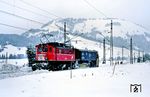 ÖBB 1245.004 mit Schneeräumer 80 81 976 0 316-6 in Hochfilzen. Während die privatisierte Deutsche Bahn im Winterbetrieb ständig erhebliche Probleme hat, vor allem durch das Fehlen spezialisierter Räumfahrzeuge und Personal zur manuellen Weichenräumung, war dies früher nicht nur gefühlt anders. Alle Bahnchefs betonen seitdem zu jedem Winter leiermäßig "Die Bahn sei immer bestmöglich vorbereitet", während gleichzeitig aus Kostengründen in den letzten Jahren viele Räumfahrzeuge abgeschafft wurden. Die Begründung: Strenge Winter seien seltener und da sei es zu teuer geworden, Räumfahrzeuge instand zu halten, die man nur selten braucht. Daraus folgt dann das "Dauerargument", den Bahnverkehr aus "Sicherheitsgründen" einzustellen. Wie war das noch? "Alle reden vom Wetter - wir nicht!" (24.02.1988) <i>Foto: Joachim Bügel</i>