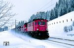 ÖBB 1245.535 (mit elektrischer Bremse) und 1020.016 am Dg 44973 bei Fieberbrunn. (24.02.1988) <i>Foto: Joachim Bügel</i>