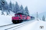 ÖBB 1020.013 (ex E 94 127) mit 1044.089 vor Dg 43658 nach Wörgl bei Fieberbrunn auf 783 m Höhe. (24.02.1988) <i>Foto: Joachim Bügel</i>