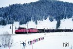 In Hochfilzen begegnet der Dg 43158 mit ÖBB 1020.012 (ex E 94 123) und 1110.007 der örtlichen Kinder-Skischule. (24.02.1988) <i>Foto: Joachim Bügel</i>