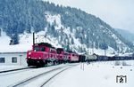 Die "unechte" Dreifachtraktion mit ÖBB 1020.006, der abgebügelten 1020.011 und 1110.012 vor Dg 69202 in Hochfilzen. (24.02.1988) <i>Foto: Joachim Bügel</i>