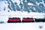 ÖBB 1245.004 und 1245.535 (mit E-Bremse) erreichen vor Ng 77036 den Bahnhof Hochfilzen auf 970 m Höhe. (24.02.1988) <i>Foto: Joachim Bügel</i>