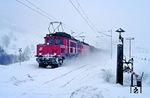 Winter auf der Giselabahn: ÖBB 1020.015 (ex E 94 130) kämpft sich mit einer 1044 vor Dg 43644 nach Wörgl durch den Schneesturm am Berg Grießen nahe Hochfilzen. (25.02.1988) <i>Foto: Joachim Bügel</i>