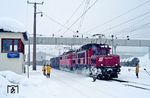 ÖBB 1020.013 (ex E 94 127) mit 1044.018 vor Dg 44973 nach Saalfelden am Stellwerk 1 im Bahnhof Hochfilzen. (25.02.1988) <i>Foto: Joachim Bügel</i>