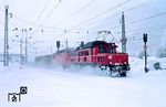 Im dichten Schneetreiben rauschen ÖBB 1020.011 (ex E 94 090) mit 1010.008 vor Dg 57945 durch den Bahnhof Hochfilzen. Angesichts der angekündigten weiteren Schneefälle   wurde hier die Fototour abgebrochen und der Rückweg in die Heimat angetreten. (25.02.1988) <i>Foto: Joachim Bügel</i>