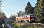 218 139 der Vulkan-Eifel-Bahn Betriebsgesellschaft Gerolstein (VEB) mit DLr 4767 zur Werkstatt nach Dortmund Bbf bei Solingen-Ohligs. (02.02.2026) <i>Foto: Joachim Bügel</i>
