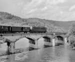 242 103 vom Bw Halle P mit einem Personenzug auf der Saalebrücke in Bad Kösen. Hinter der Lok ist einer der raren Pwi-44 zu sehen. Im Jahr 1944 baute LHB eine Serie von 10 Gepäckwagen, die für die Bulgarische Staatsbahn (BDZ) bestimmt waren. Aufgrund der Kriegsereignisse wurden die Wagen jedoch nicht mehr nach Bulgarien geliefert, sondern von der Reichsbahn übernommen und als Gattung Pwi-44 eingereiht.  (08.1970) <i>Foto: Klaus Winkelmann</i>
