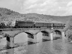242 036 (Bw Halle P) auf der Saalebrücke in Bad Kösen. Hinter der Lok läuft ein Wagen der Deutschen Post. (08.1970) <i>Foto: Klaus Winkelmann</i>