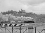 58 1835 (Bw Weimar) mit einem Güterzug vor der Kulisse der Rudelsburg bei Saaleck. (04.1967) <i>Foto: Klaus Winkelmann</i>