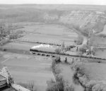 Eine 44er dampft unterhalb der Rudelsburg bei Saaleck in Richtung Großheringen. (04.1967) <i>Foto: Klaus Winkelmann</i>