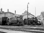 99 646 (Henschel, Baujahr 1919) mit 99 714 (Hartmann, Baujahr 1927) vor dem Lokschuppen ihrer Heimat-Dienststelle Wilsdruff. (04.1967) <i>Foto: Klaus Winkelmann</i>