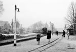 99 761 wird im Bahnhof Malter auf der Weißeritztalbahn von zahlreichen Fahrgästen erwartet. (04.1967) <i>Foto: Klaus Winkelmann</i>