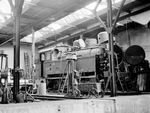 99 5911 wird im Lokschuppen Gera-Pforten einer Reparatur unterzogen. In die Werkstatt führte anfangs nur ein Gleis hinein. Die Fahrzeuge wurden dann mittels einer Schiebebühne auf ihren Platz gebracht. 99 5911 wurde 1922 als  GMWE Nr. 7 zur Verstärkung des Lokomotivparks beschafft. Am 1. April 1949 wurde sie von der Deutschen Reichsbahn übernommen und erhielt die Nummer 99 5911. Sie war bis 1969 in Gera im Einsatz. Anschließend wurde sie an den VEB Meliorationsbau Karl-Marx-Stadt verkauft und 1973 schließlich verschrottet.  (04.1968) <i>Foto: Klaus Winkelmann</i>