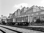 99 579 rangiert im Bahnhof Wilkau-Haßlau mehrere normalspurige Güterwagen auf der Rollwagengrube. (06.04.1968) <i>Foto: Klaus Winkelmann</i>